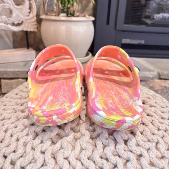 EUC Women’s Crocs Classic Peach Orange Marble Sandal Two Strap w/ Accent Sz 9 - Picture 4 of 11
